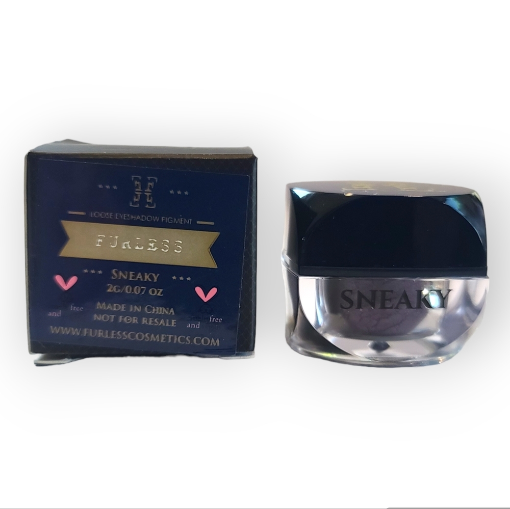 Furless Loose Eyeshadow Pigment in Sneaky